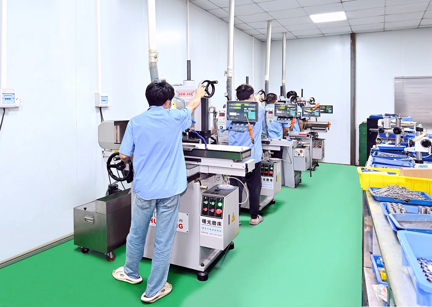 high-gloss mold cavity steel inspected under shop light, mirror surface at Ra 0.012 to 0.02 µm class A finish